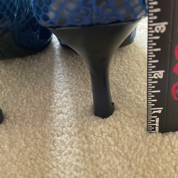 Never worn Christian siriano blue snake print pumps - Picture 5 of 7